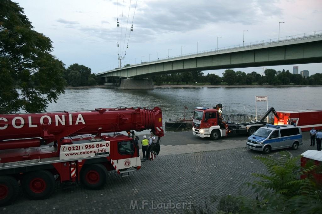 Koelner Seilbahn Gondel blieb haengen Koeln Linksrheinisch P836.JPG - Miklos Laubert